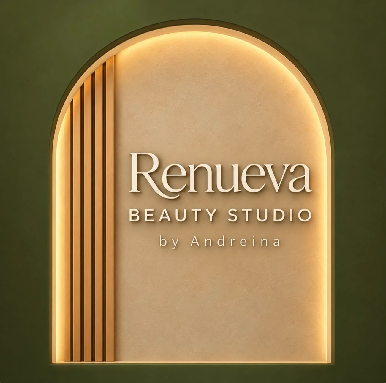 Letrero Renueva Beauty Studio by Andreina en el arco de madera